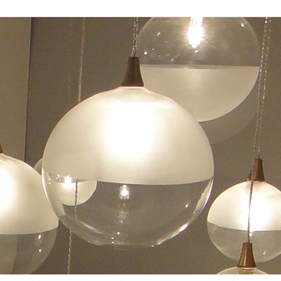 כדור-חצי-שקוף-חצי-חלבי